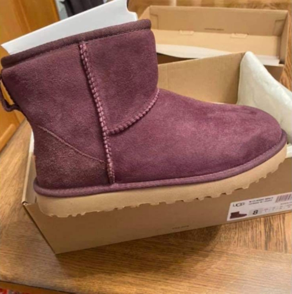 Women UGGs - Picture 3 of 4